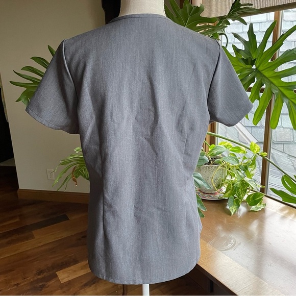 Figs Catarina One-Pocket Scrub Top V- neck Graphite Heather Gray Style#FW1000 - Picture 4 of 12